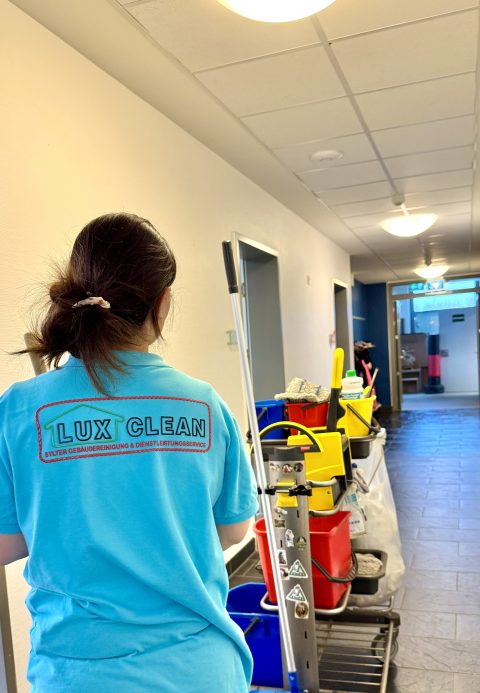 Lux Clean Mitarbeiterin bei der Unterhaltsreinigung eines Gebäudes auf Sylt